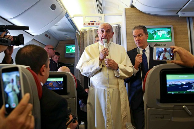 Papa Francisco fala com repórteres a bordo do avião para sua viagem ao Chile e ao Peru - 15/01/2018