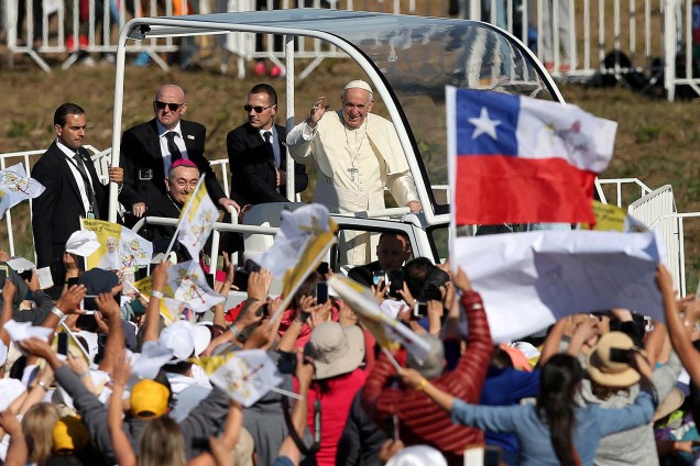 Papa Francisco acena para fiéis durante chegada na base aérea de Maquehue, em Temuco (Chile), onde reza uma missa - 17/01/2017