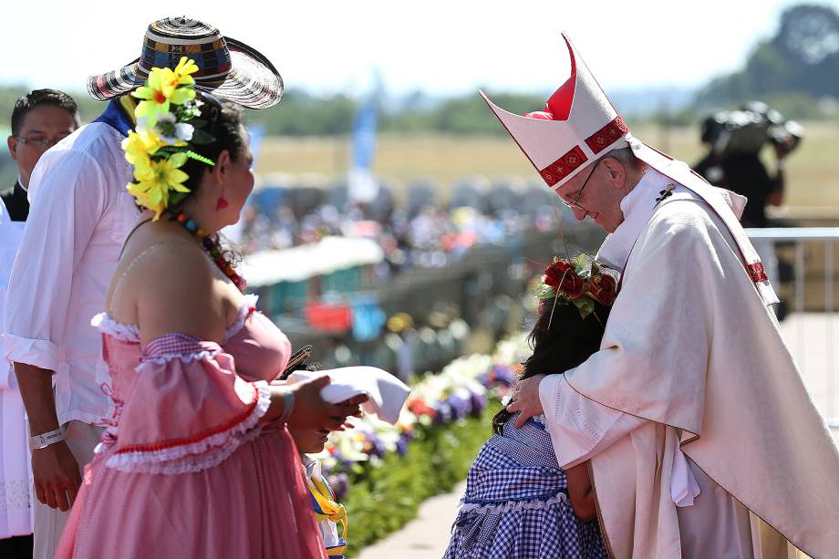 Papa Francisco abraça uma criança durante a celebração de uma missa na base aérea de Maquehue, em Temuco (Chile) - 17/01/2017