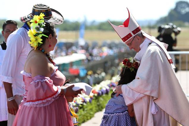 Papa Francisco abraça uma criança durante a celebração de uma missa na base aérea de Maquehue, em Temuco (Chile) - 17/01/2017 Papa Francisco abraça uma criança durante a celebração de uma missa na base aérea de Maquehue, em Temuco (Chile) - 17/01/2017