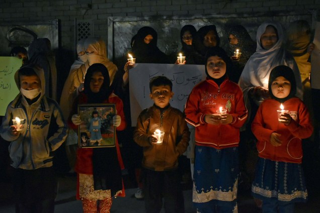 Membros da comunidade de Hazara acendem velas em homenagem à Zainab Ansari, de 7 anos, estuprada e morta na cidade de Kasur, no Paquistão - 11/01/2018