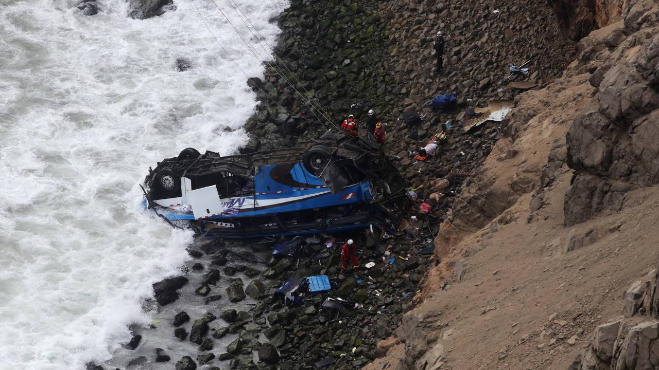 Imagens do dia - Acidente de ônibus no Peru