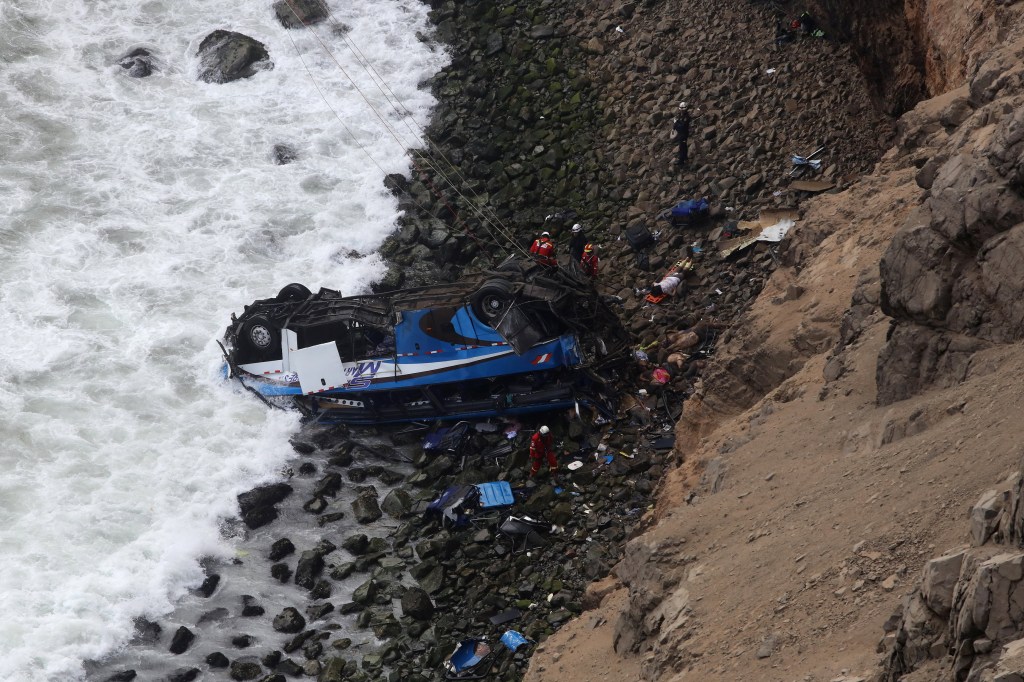 Imagens do dia - Acidente de ônibus no Peru