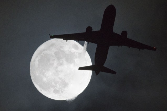 Avião voa na frente de uma superlua durante aproximação ao aeroporto de Heathrow em Londres - 01/01/2018