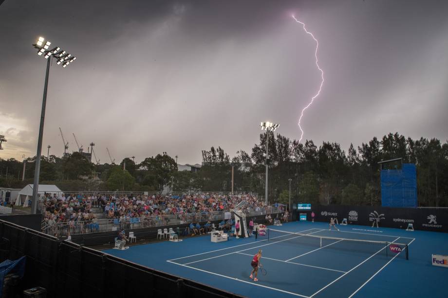 Fotógrafo registra trovão em partida entre a tenista alemã Angelique Kerber e Lucie Safarova da República Checa no primeiro dia do torneio Internacional de Sydney, na Austrália - 08/01/2018