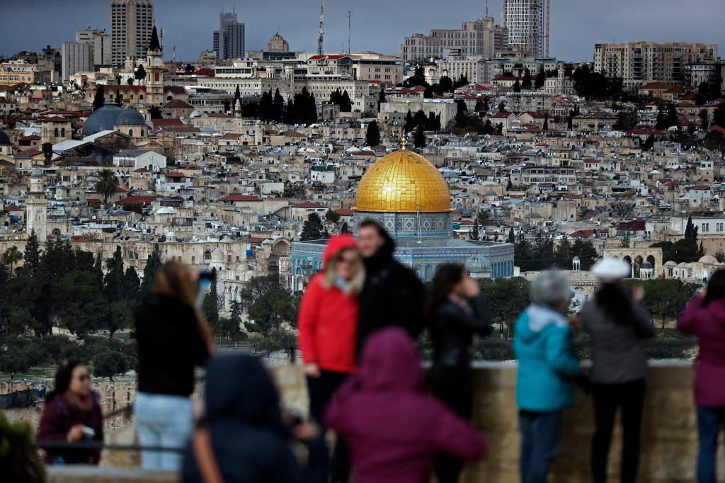 Imagens do dia - Turistas tiram foto na Cidade Velha de Jerusalém