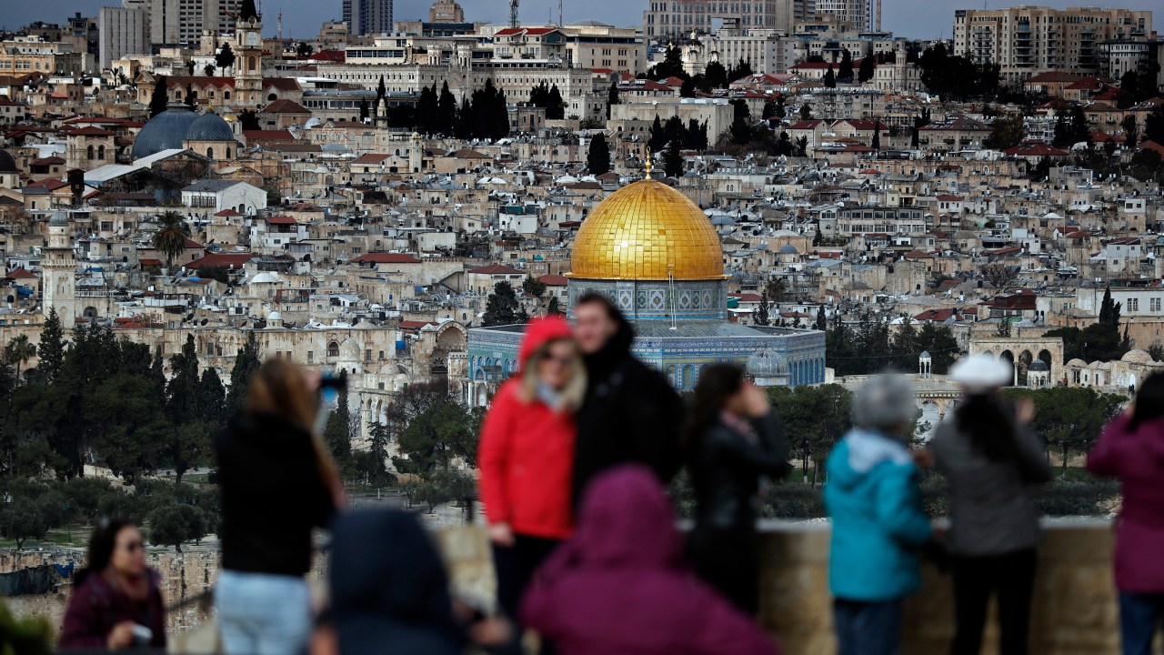 Imagens do dia - Turistas tiram foto na Cidade Velha de Jerusalém