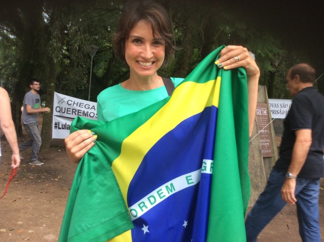Vereadora Nádia Gerhard (PMDB) pintou as unhas nas cores da bandeira do brasil para protesto contra Lula