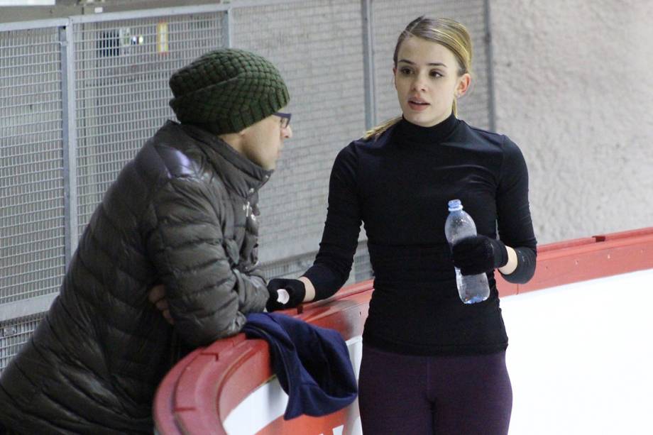 Isadora Williams conversa <span class="s1">com um de seus treinadores, Igor Lukanin, durante treino para a</span> Olimpíada de Inverno de Pyeongchang