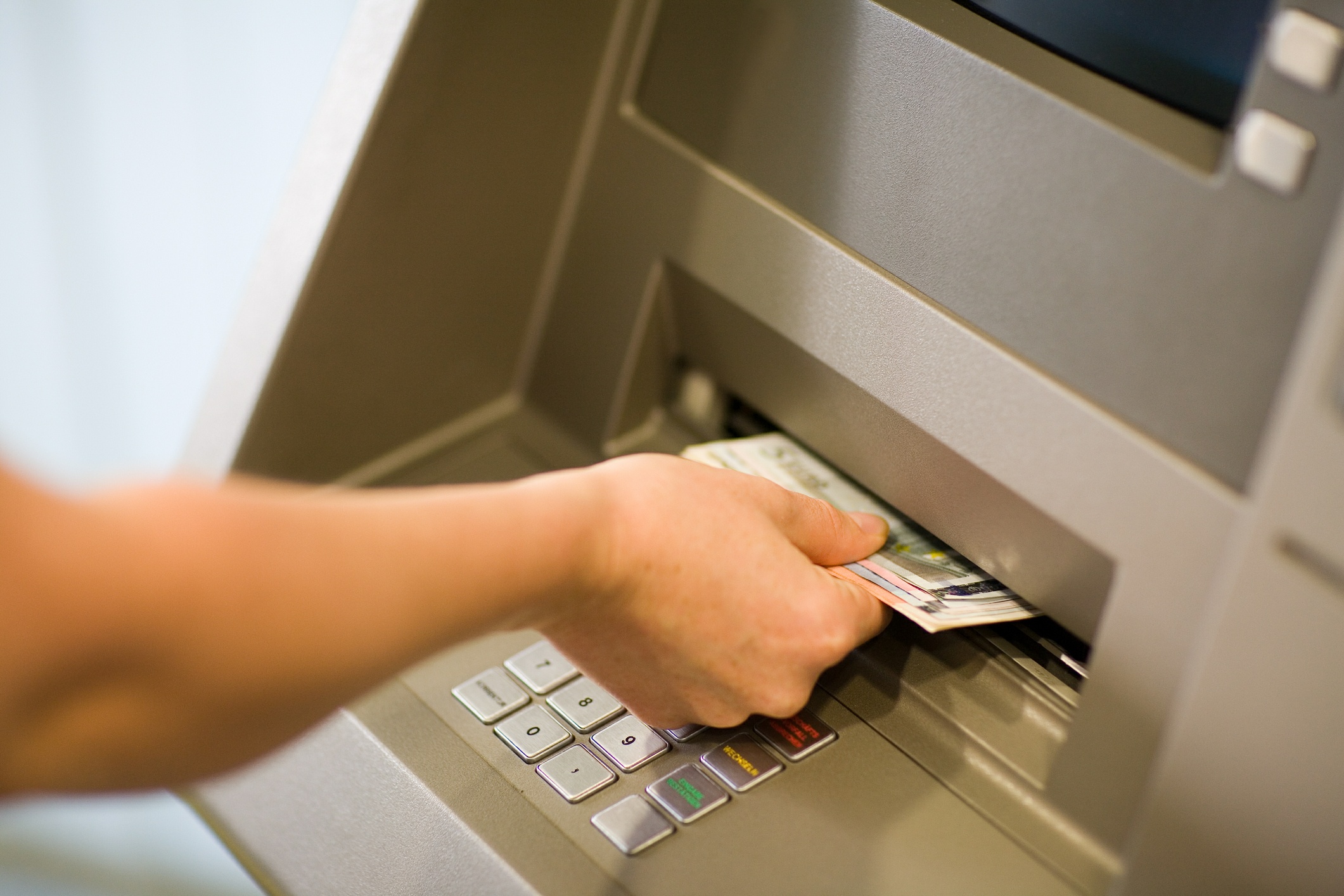 What to do when the ATM 'swallows' your money | LOOK