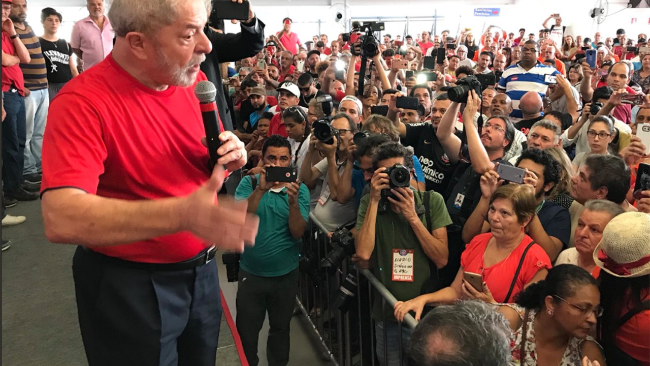 O ex-presidente Lula chega ao Sindicato dos Metalúrgicos, em São Bernardo do Campo (SP), para acompanhar o julgamento do TRF4 - 24/01/2018