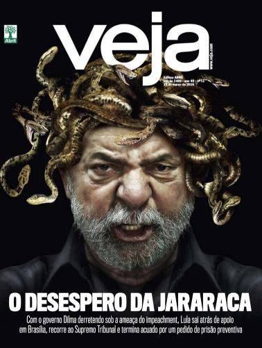 VEJA de 16 de março de 2016 estampou o rosto do ex-presidente Lula. Anos após o triunfo dos dois mandatos como presidente do país, Lula enfrentou, em 2015, o começo de um período sombrio decorrente da Operação Lava Jato, deflagrada em 2014 pela Polícia Federal (PF) para investigar um esquema de lavagem e desvio de dinheiro na Petrobras, envolvendo políticos e empresários. Com a ameaça da Lava Jato, e a impopularidade de sua sucessora, Dilma Rousseff, Lula busca apoio na base aliada e se passa a fazer discursos para declarar sua inocência e uma suposta perseguição da PF, do Ministério Público e da Justiça. Sobre Lula, pesam as acusações de corrupção, tráfico de influência e lavagem de dinheiro. No mesmo ano, assiste à ruína de Dilma: Alvo de um pedido de Impeachment, sua impopularidade cresce junto às manifestações populares pedindo sua destituição. Em agosto de 2016, perde o mandato e é substituída por seu vice, Michel Temer (MDB).