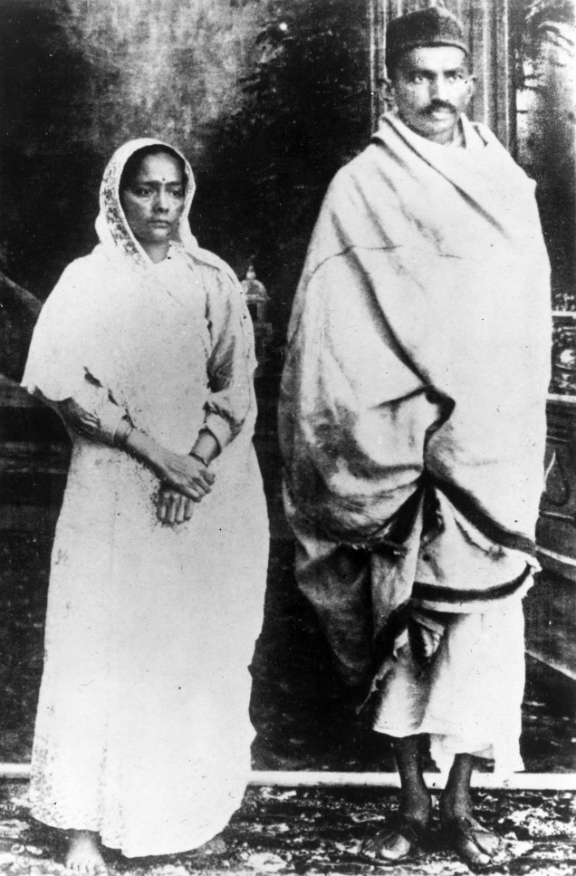 Mahatma Gandhi e sua esposa pouco antes de ser preso acusado de conspiração, em 1922