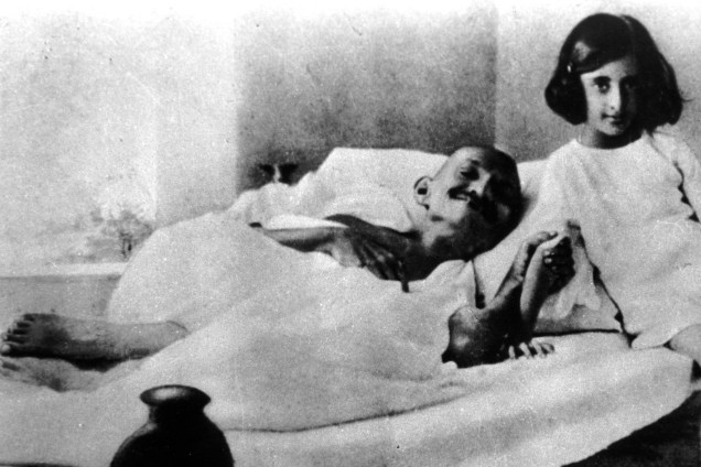 Gandhi jejuando, ao lado de Indira Gandhi, filha de Nehru e futura Primeira-Ministra da Índia, em 1924