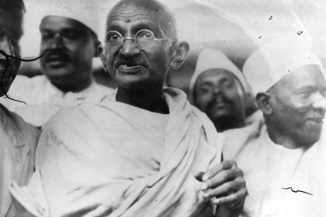 Mahatma Gandhi lidera a 'Marcha do Sal' com milhares de pessoas até o mar e que durou mais de vinte e quatro dias, em 1930