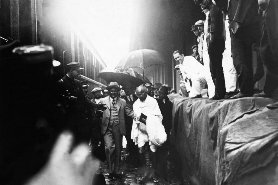 Mahatma Gandhi em uma estação de Marselha, na França, em 1934