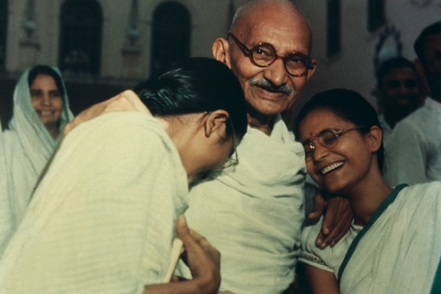 Mahatma Ghandi com seus netos, Manu (esq.) e Kanuïs wife Abha, em Delhi, em 1948