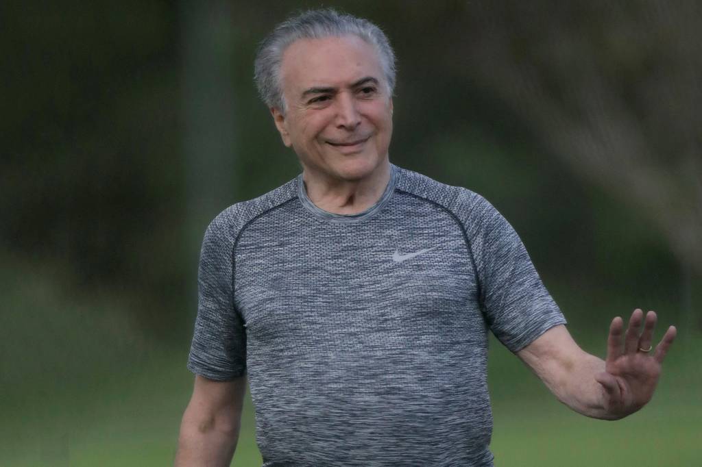 Para mostrar vitalidade, Temer caminha na presença de jornalistas