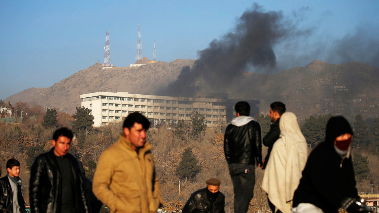 Fumaça é vista no Hotel Intercontinental após ataque