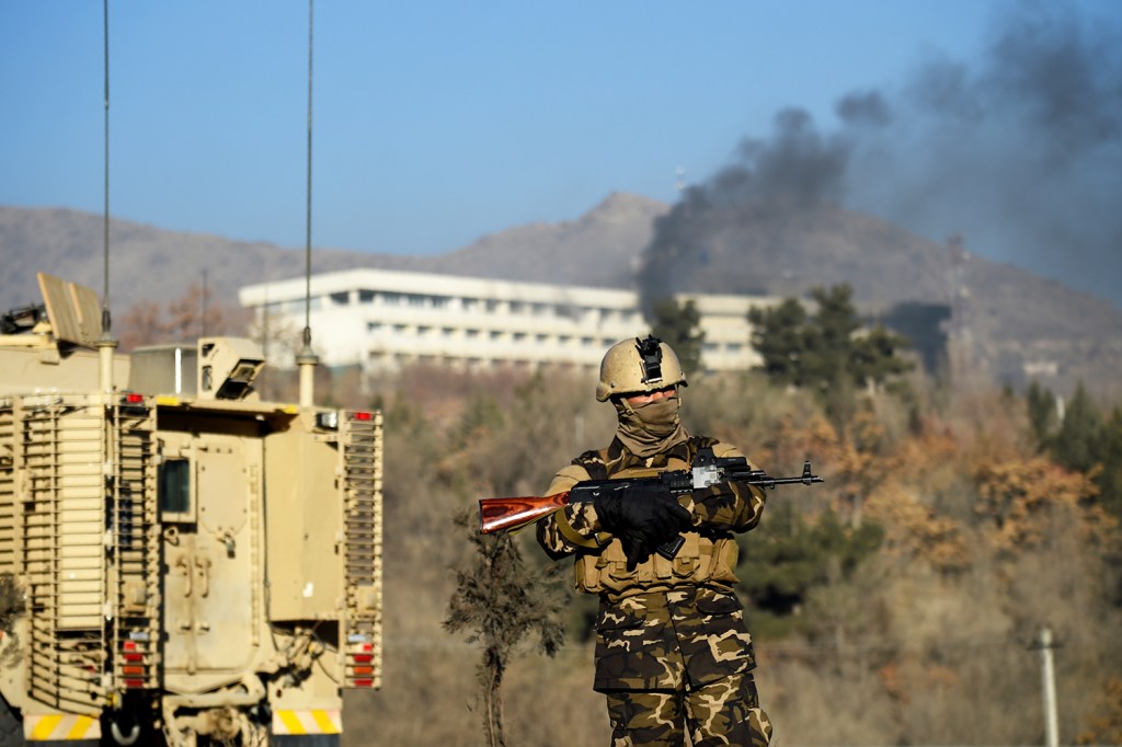 Membro das forças de segurança afegã realiza patrulha próximo ao Hotel Intercontinental, em Cabul - 21/01/2018