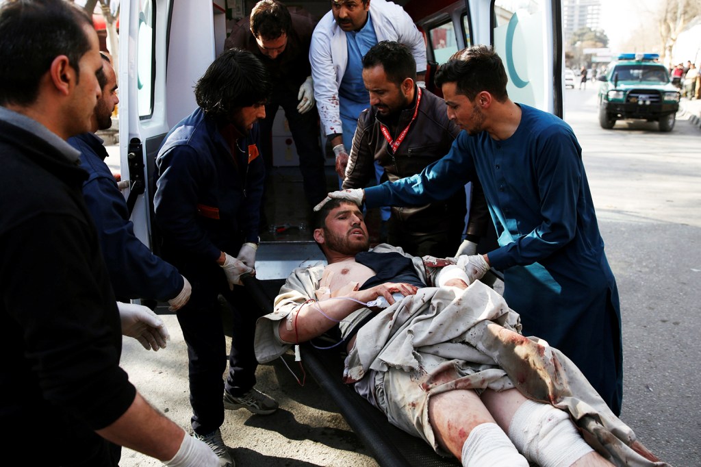Voluntários ajudam ferido após explosão em Cabul, capital do Afeganistão - 27/01/2018
