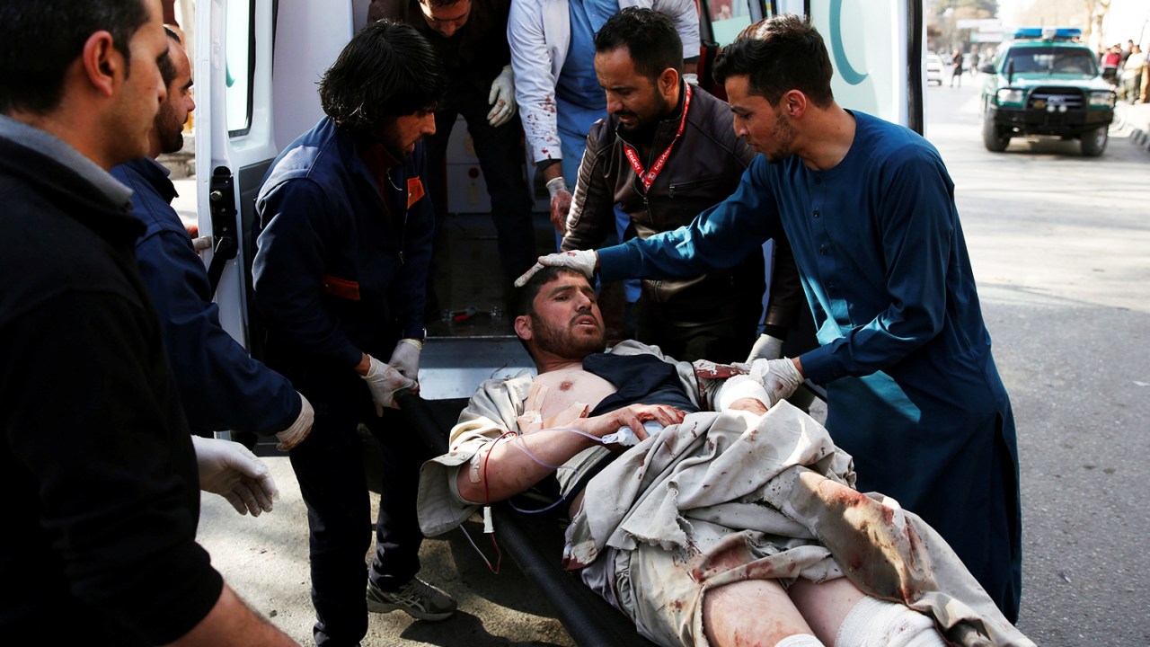 Voluntários ajudam ferido após explosão em Cabul, capital do Afeganistão - 27/01/2018