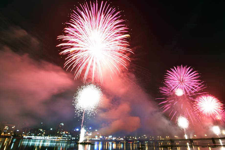 Fogos de artifício explodem sobre a Lagoa Ébrié, na cidade de Abidjan, na Costa do Marfim