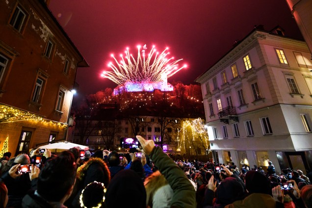 Fogos de artifício explodem próximos do Castelo de Lubliana, na Eslovênia