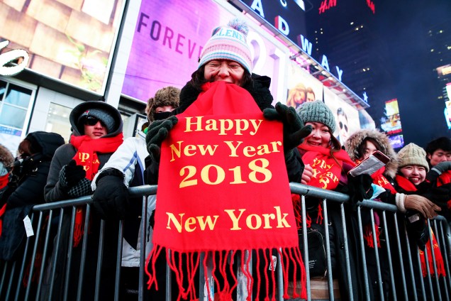 Multidão aguarda chegada do Ano Novo na Times Square, em Nova York