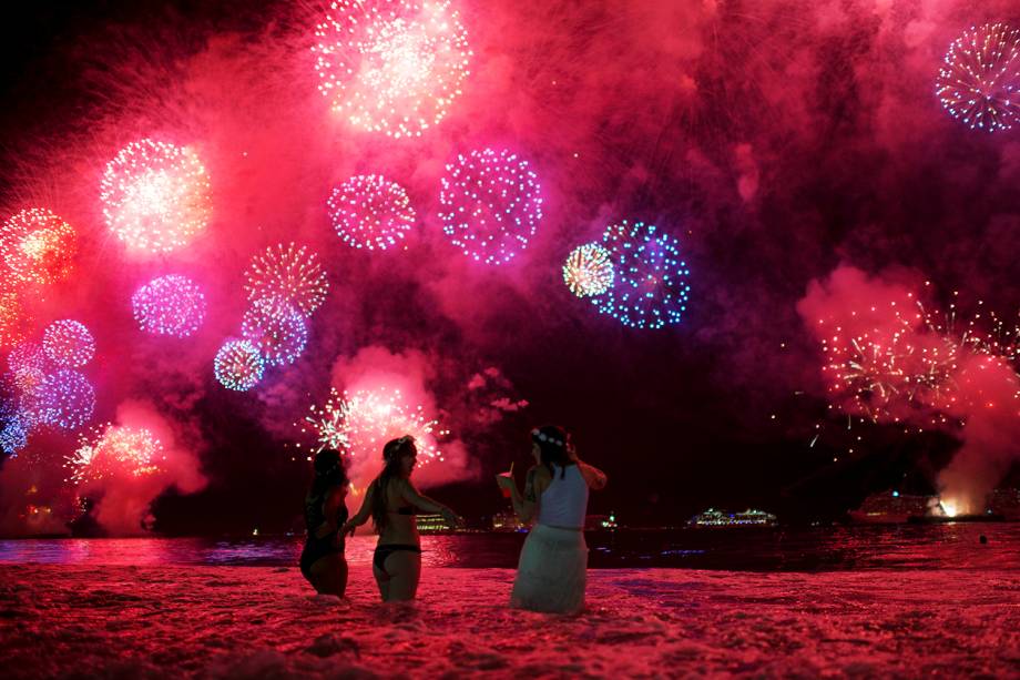 Banhistas assistem queima de fogos na Praia de Copacabana, no Rio de Janeiro (RJ)