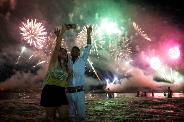 Pessoas tiram selfies na Praia de Copacabana, no Rio de Janeiro (RJ), durante a celebração do Ano Novo Pessoas tiram selfies na Praia de Copacabana, no Rio de Janeiro (RJ), durante a celebração do Ano Novo