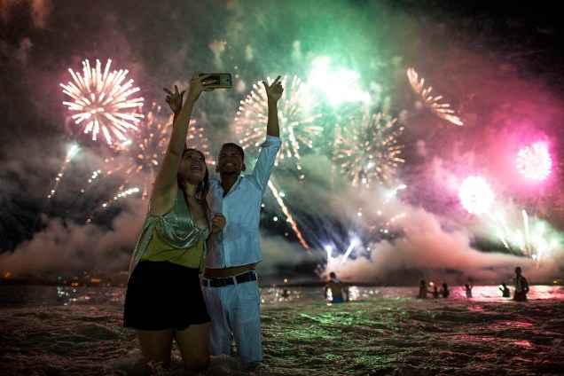 Pessoas tiram selfies na Praia de Copacabana, no Rio de Janeiro (RJ), durante a celebração do Ano Novo