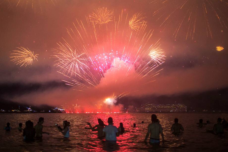 Banhistas assistem queima de fogos na Praia de Copacabana, no Rio de Janeiro (RJ), durante a chegada do Ano Novo - 01/01/2018