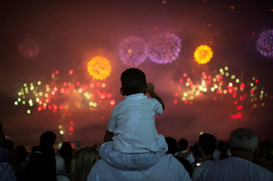 Fogos de artifício celebram a chegada de 2018 na Praia de Copacabana, no Rio de Janeiro (RJ) - 01/01/2018