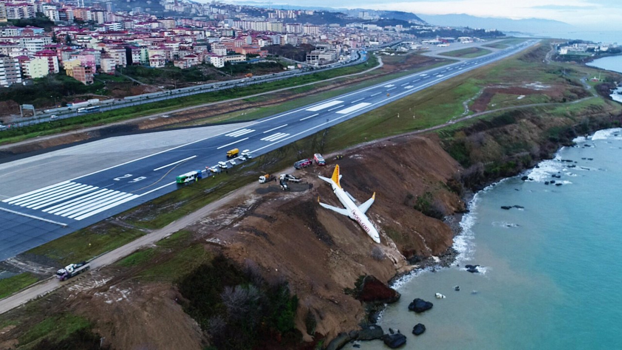 Avião da Pegasus Airlines derrapa na pista de pouso em aeroporto na costa da Turquia - 14/01/2018
