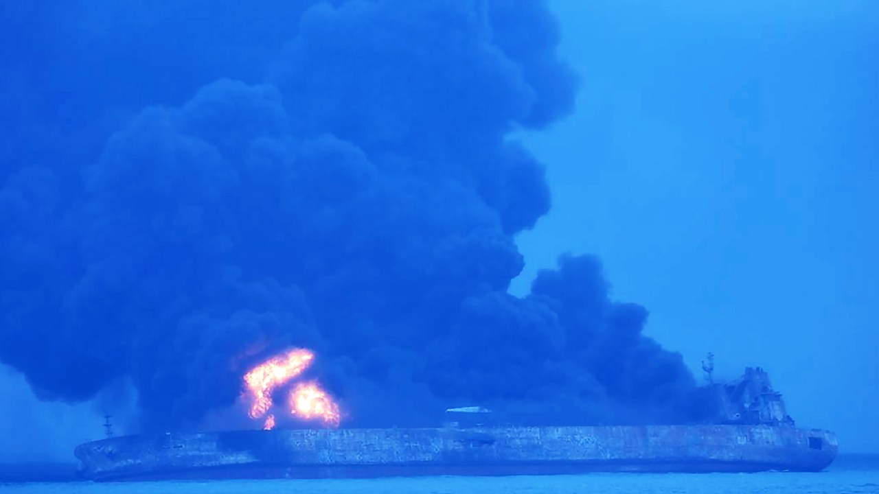 Navio cargueiro e petroleiro colidiram no Mar da China Oriental - 07/01/2018