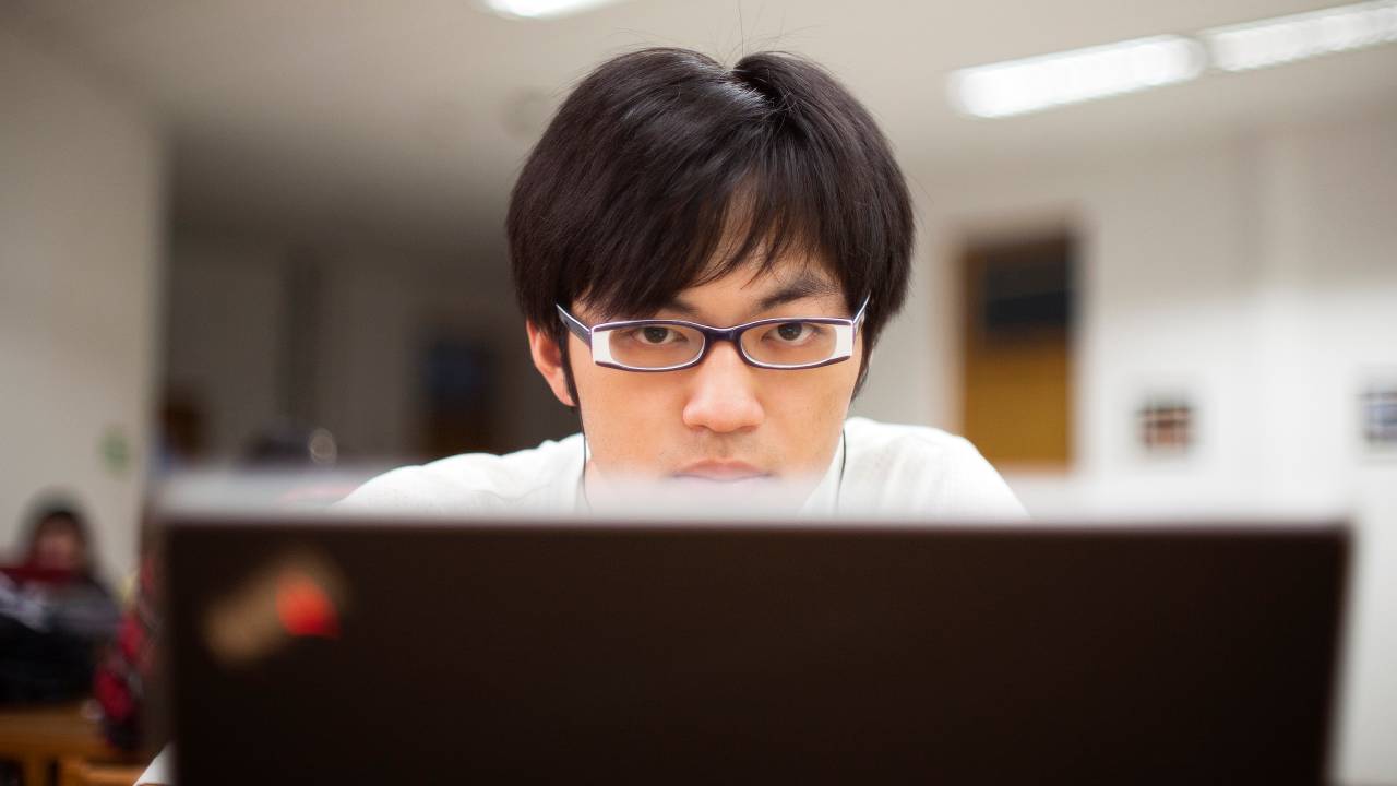 Jovem chines usando o computador