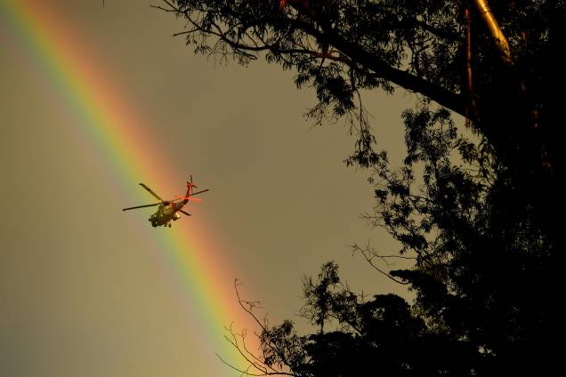 Helicóptero da Guarda Costeira passa por Montecito, na Califórnia, depois que uma grande tempestade atingiu uma área de queimada - 09/01/2018 Helicóptero da Guarda Costeira passa por Montecito, na Califórnia, depois que uma grande tempestade atingiu uma área de queimada - 09/01/2018