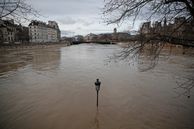 Poste fica submerso após inundações provocada pela cheia do rio Sena em Paris, na França - 24/01/2018