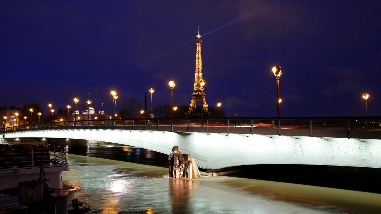 Inundação do rio Sena provoca enchentes em Paris