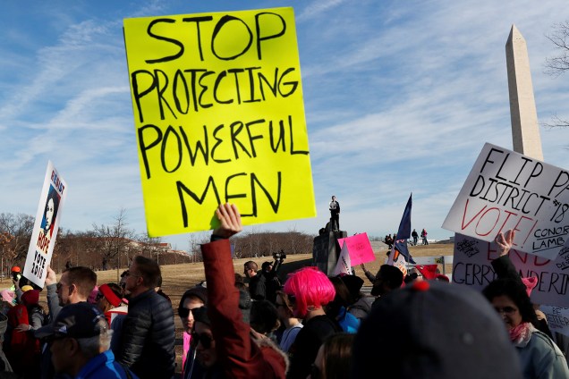 Manifestantes erguem cartazes durante a Marcha das Mulheres, realizada em Washington - 20/01/2018