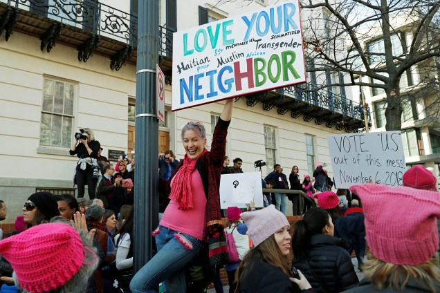 Manifestantes erguem cartazes durante a Marcha das Mulheres, realizada em Washington - 20/01/2018