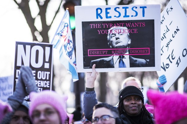 Manifestantes erguem cartazes durante a Marcha das Mulheres, realizada em Chicago, no estado americano de Illinois - 20/01/2018