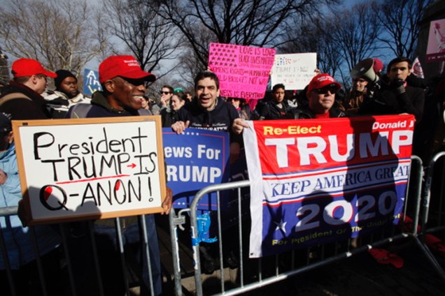 Grupos a favor do presidente americano Donald Trump participam da Marcha das Mulheres, em Nova York - 20/01/2018
