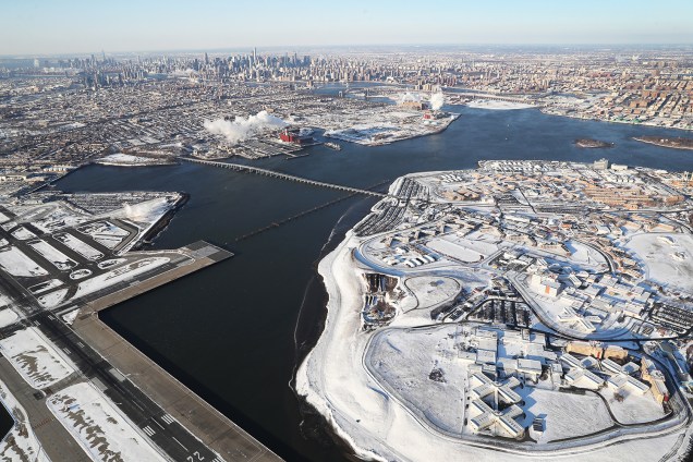 O complexo prisional de Rikers Island (dir), e o Aeroporto La Guardia, são fotografados cobertos de neve, durante onda de frio que atinge Nova York - 05/01/2018