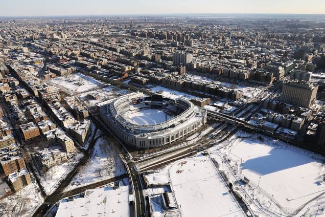O Yankee Stadium - local onde são realizados jogos de beisebol - é visto coberto de neve, durante a onda de frio que atinge Nova York - 05/01/2018 O Yankee Stadium - local onde são realizados jogos de beisebol - é visto coberto de neve, durante a onda de frio que atinge Nova York - 05/01/2018