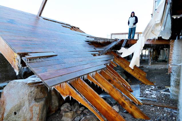 Homem observa convés destruído após a passagem da tempestade de inverno em Scituate, no estado americano de Massachusetts - 05/01/2018 Homem observa convés destruído após a passagem da tempestade de inverno em Scituate, no estado americano de Massachusetts - 05/01/2018