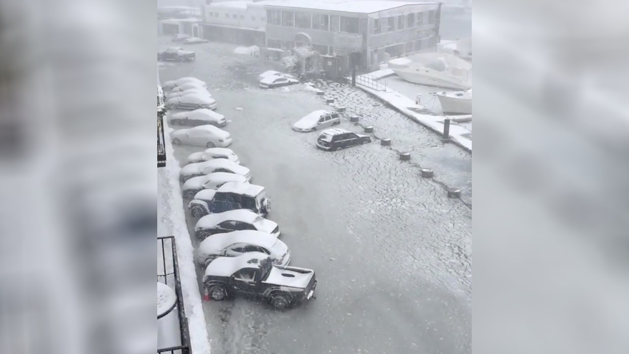 Rio transborda e congela em uma rua de Boston, no estado americano de Massachusetts - 04/01/2018