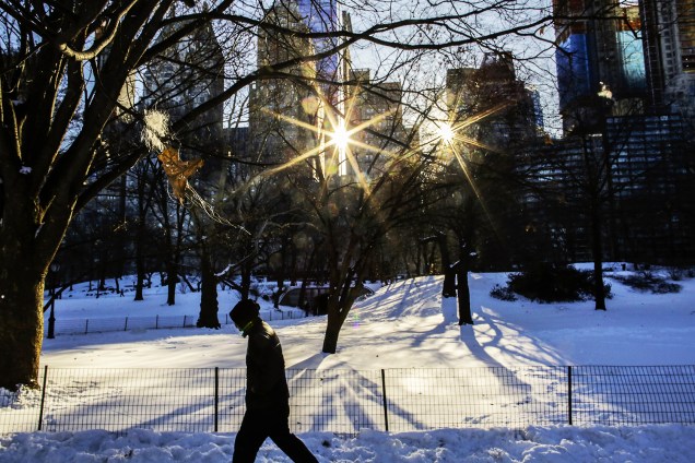 Homem caminha no Central Park durante onda de frio que atinge a cidade de Nova York - 06/01/2018