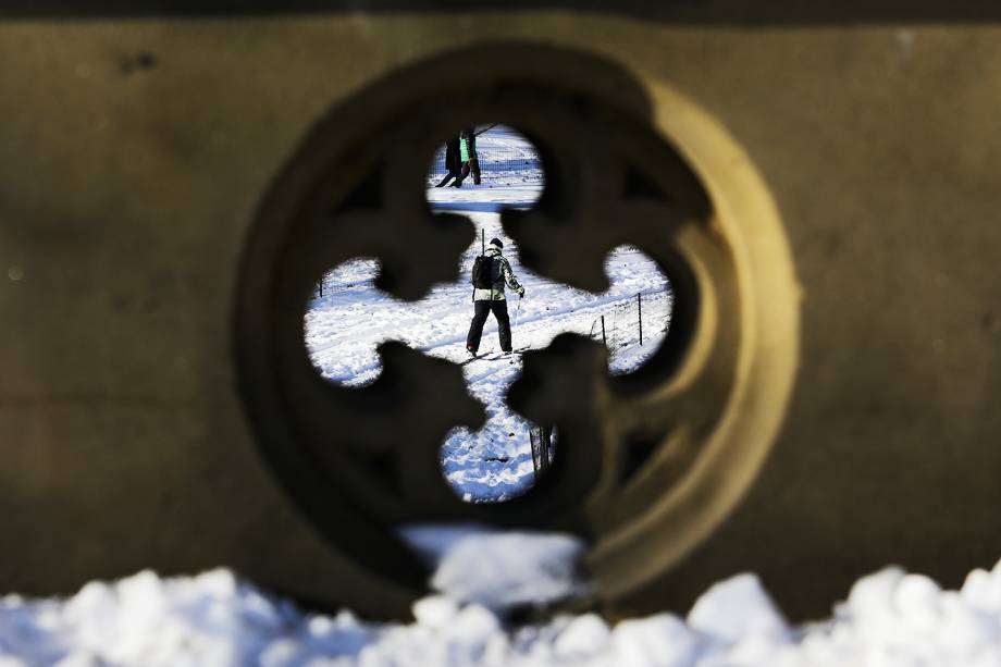 Homem esquia no Central Park, na cidade de Nova York, durante onda de frio que atinge os Estados Unidos - 06/01/2018